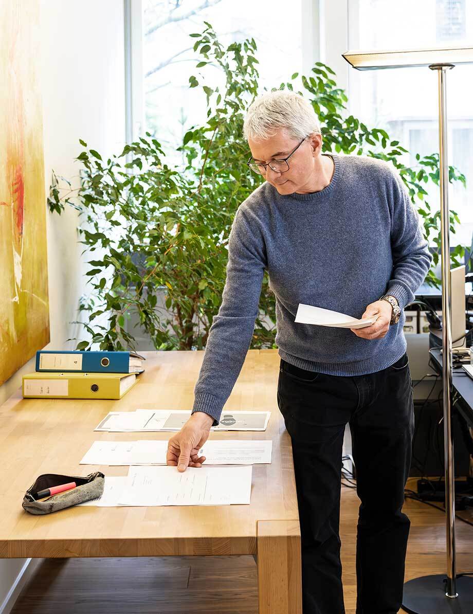 Luzius Hafen stehend im Büro