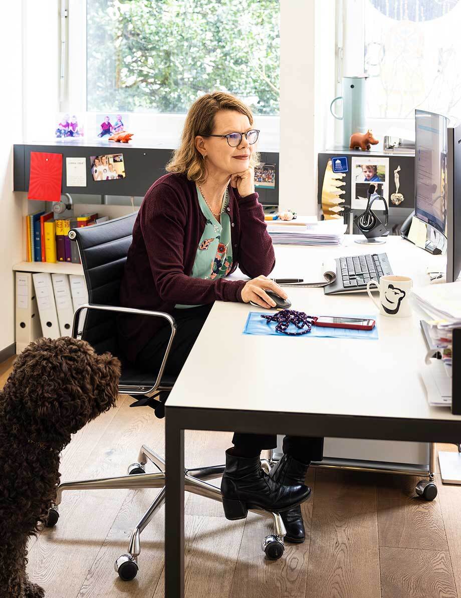 Nathalie Lang arbeitend im Büro